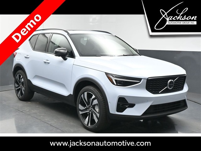 2025 Volvo XC40 B5 Plus Dark Theme