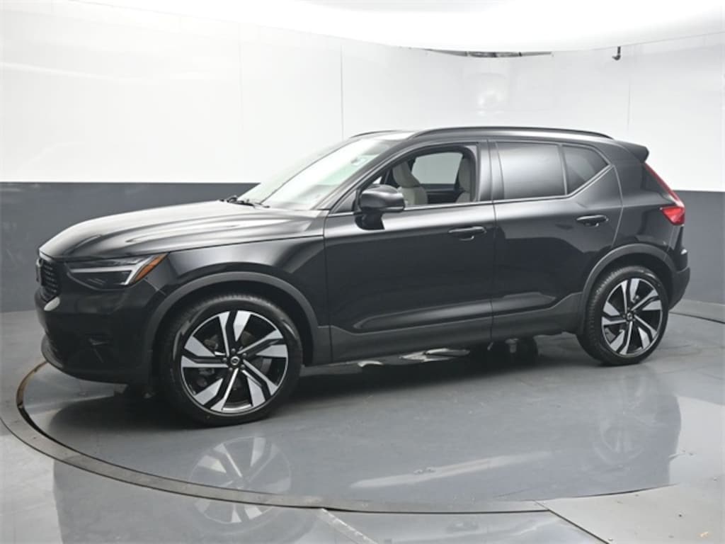 Used 2025 Volvo XC40 B5 Ultra Dark Theme SUV