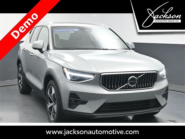 2025 Volvo XC40 Plus photo 2