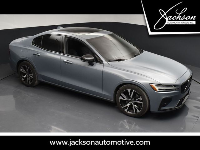 2024 Volvo S60 B5 Core Dark Theme's photo