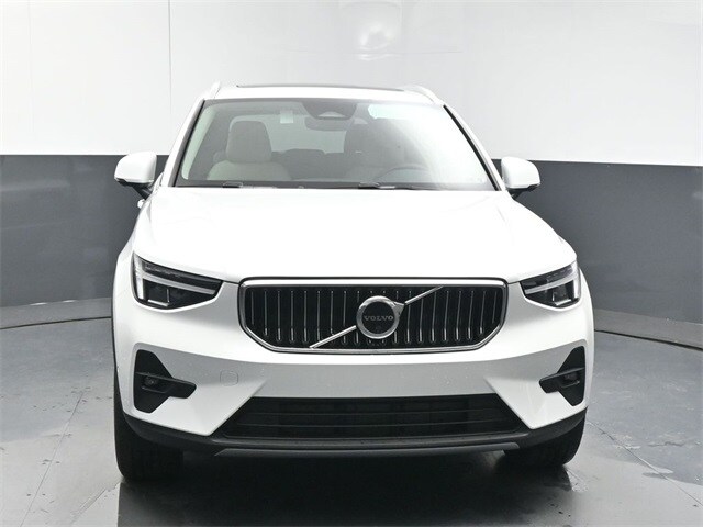 2025 Volvo XC40 Plus photo 2
