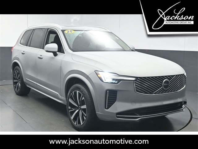 2025 Volvo XC90 Core's photo