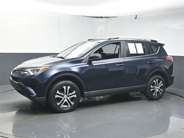 2017 Toyota RAV4 LE photo 4