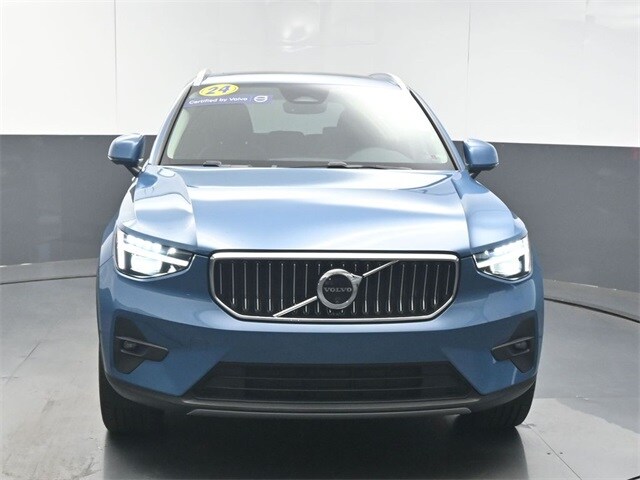 2024 Volvo XC40 Plus photo 2