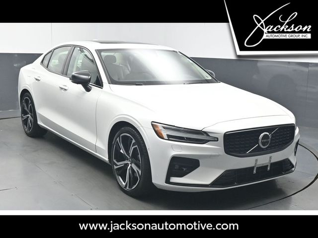 2025 Volvo S60 B5 Plus Dark's photo