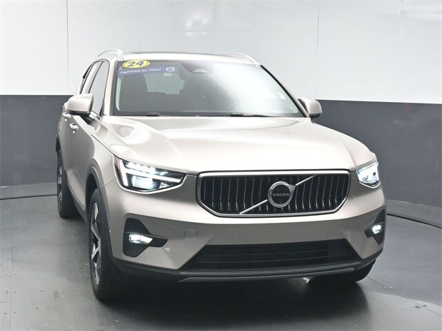 2024 Volvo XC40 Plus photo 2
