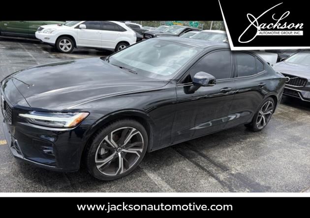 2023 Volvo S60 B5 Plus Dark Theme's photo