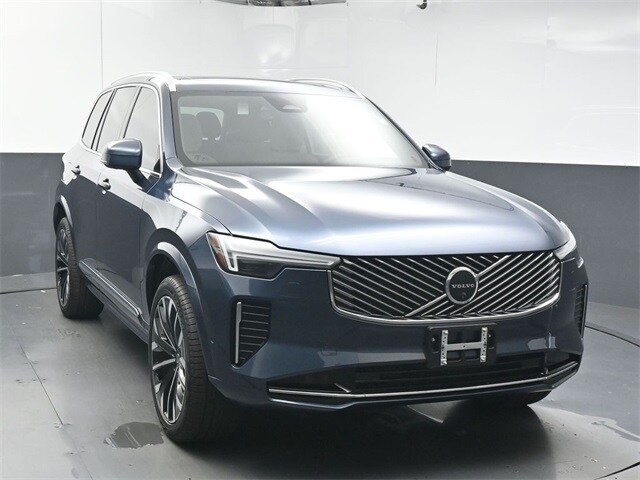 2025 Volvo XC90 B5 Plus photo 2