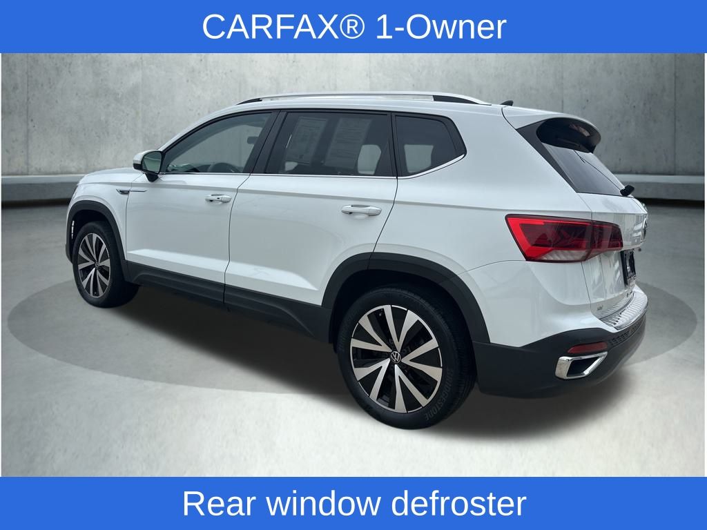 2022 Volkswagen Taos SE photo 2