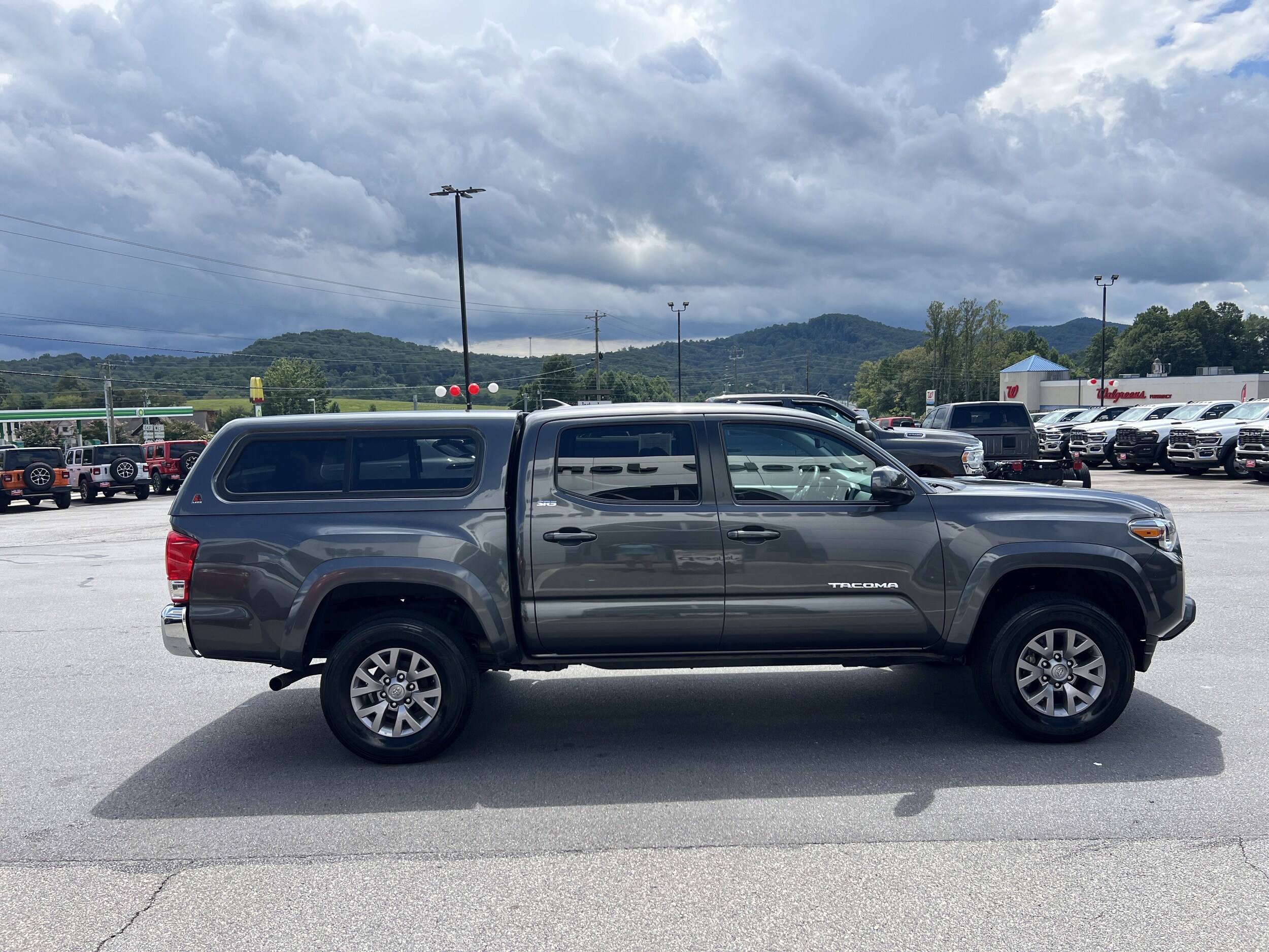 2017 Toyota Tacoma SR5 Double Cab V6 photo 3