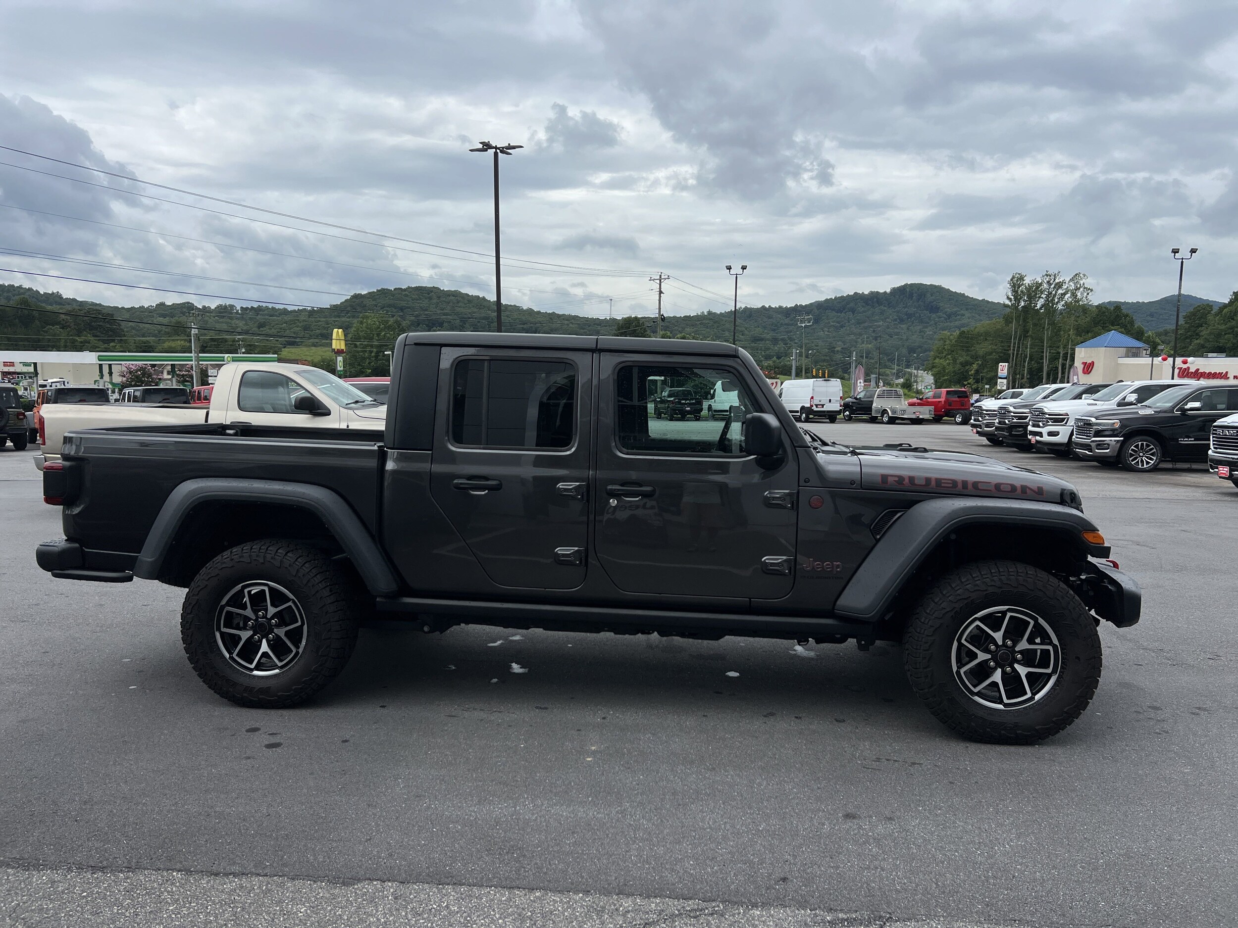 2024 Jeep Gladiator Rubicon photo 3