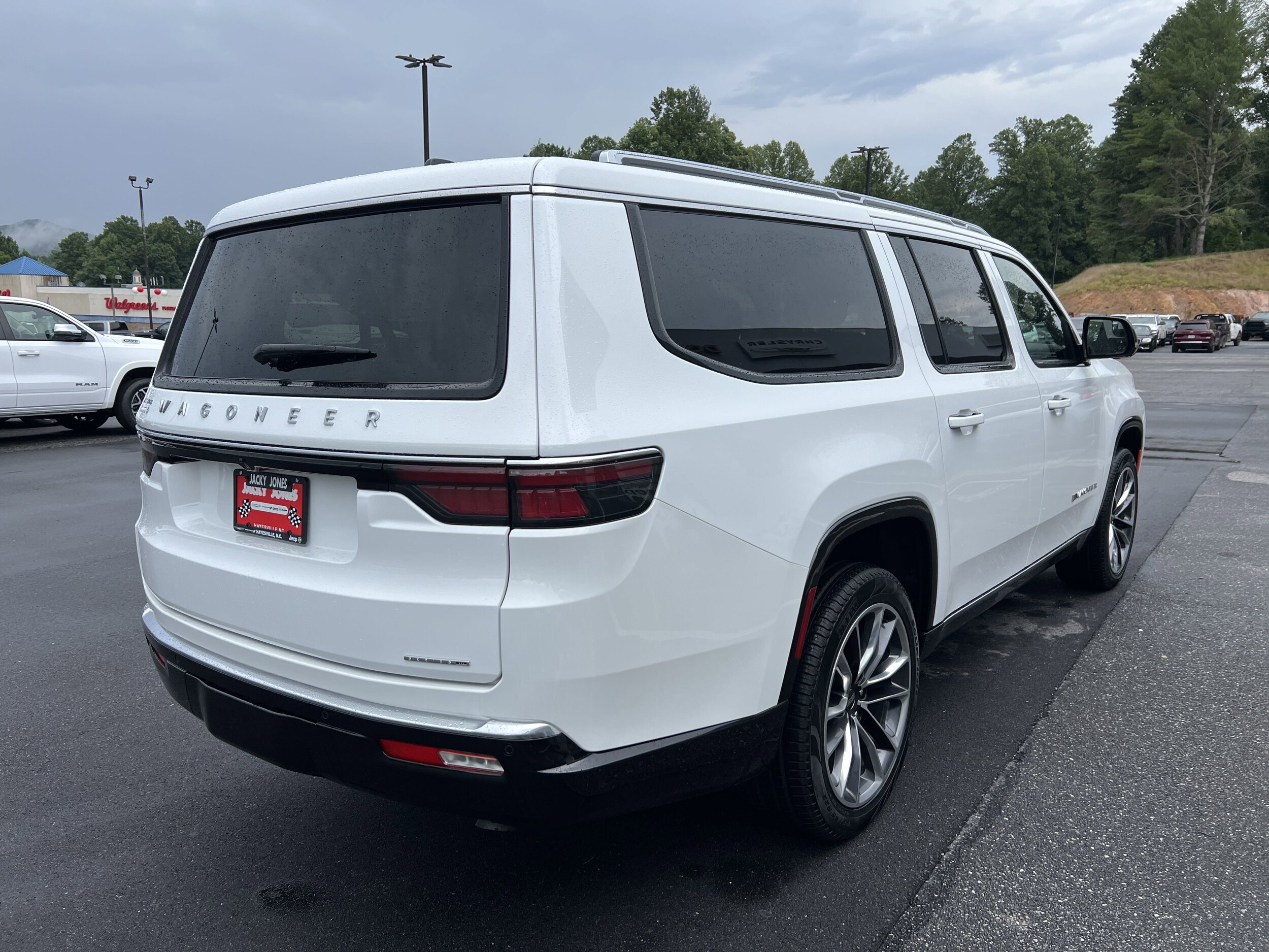 2024 Jeep Wagoneer L Series III photo 2