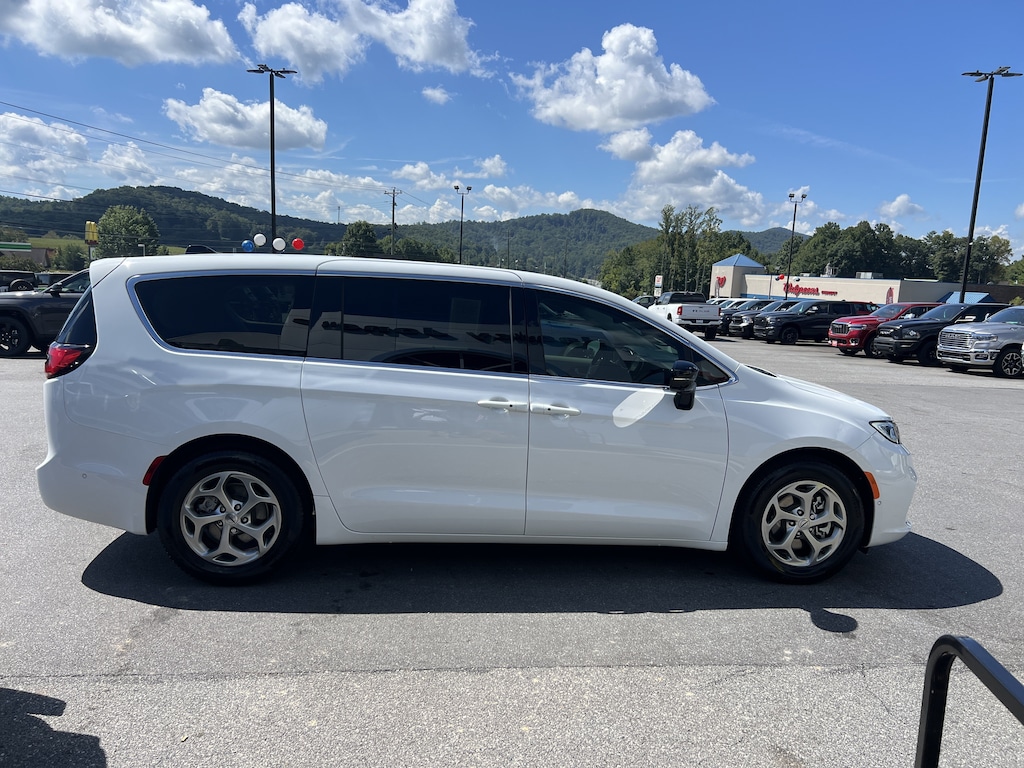 Used 2024 Chrysler Pacifica Limited Limited FWD
