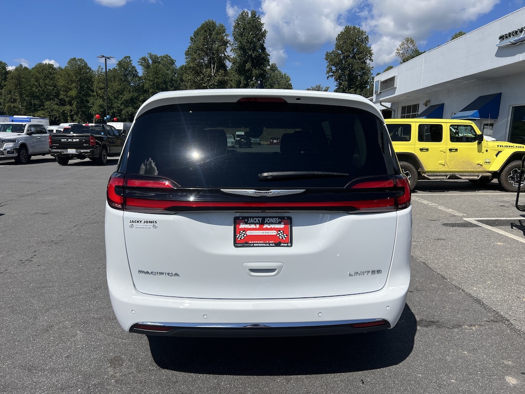 Used 2024 Chrysler Pacifica Limited Limited FWD