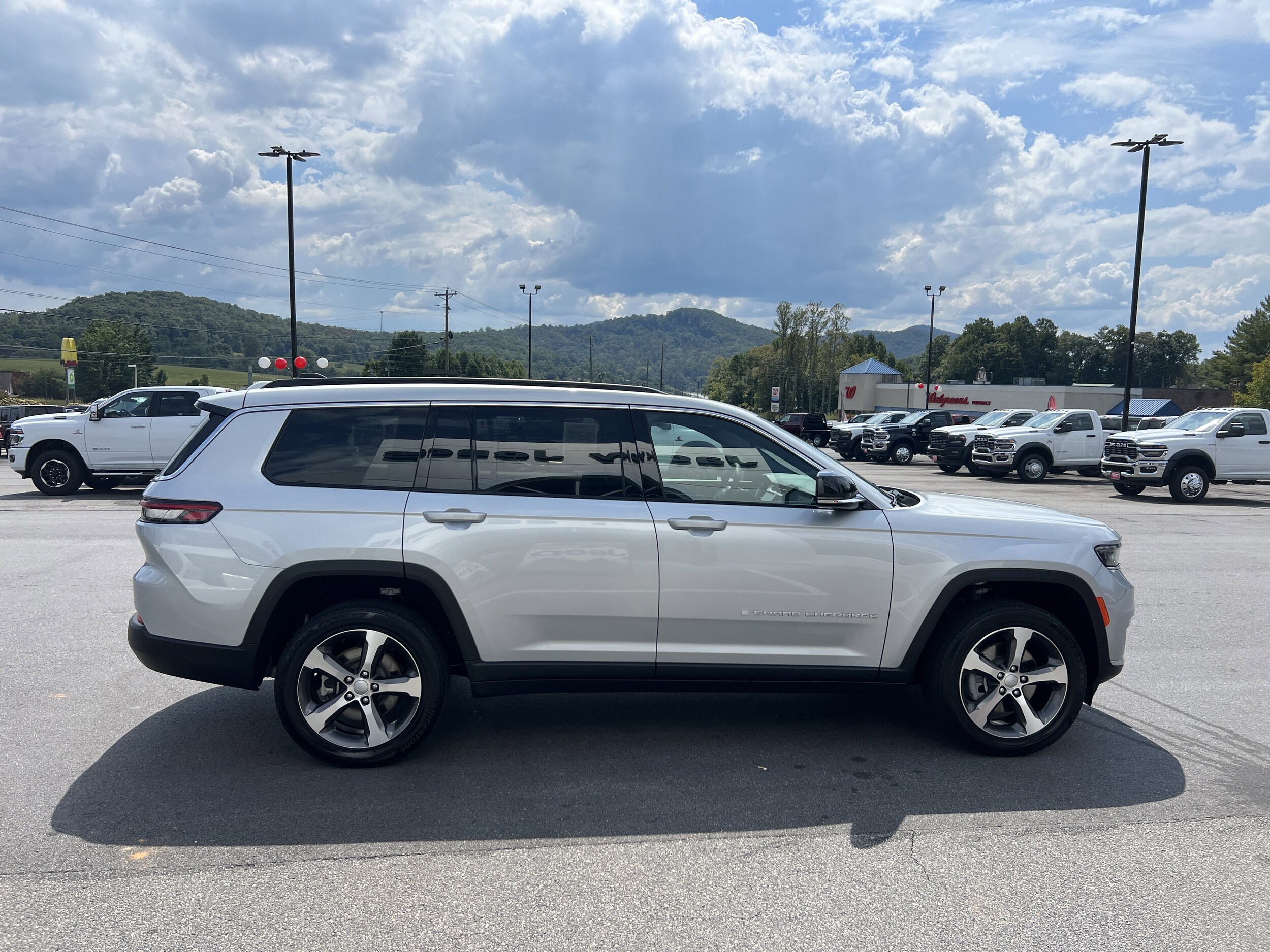 2024 Jeep Grand Cherokee Limited photo 3