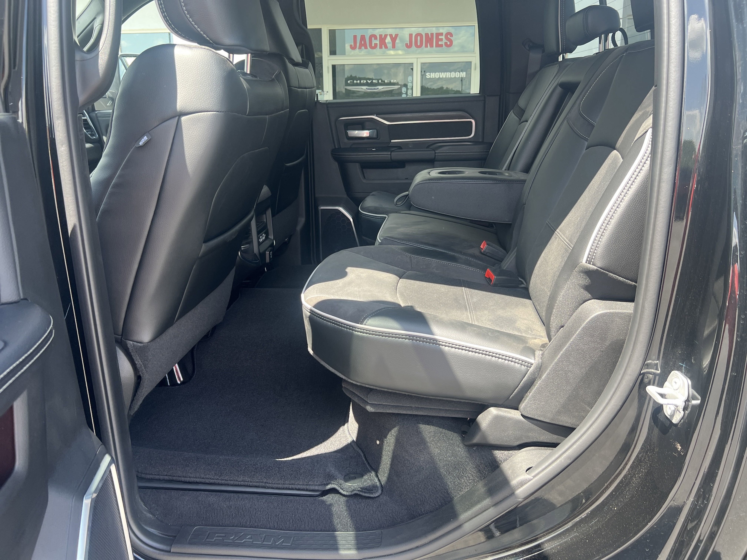 2025 RAM 3500 Laramie - Photo 11