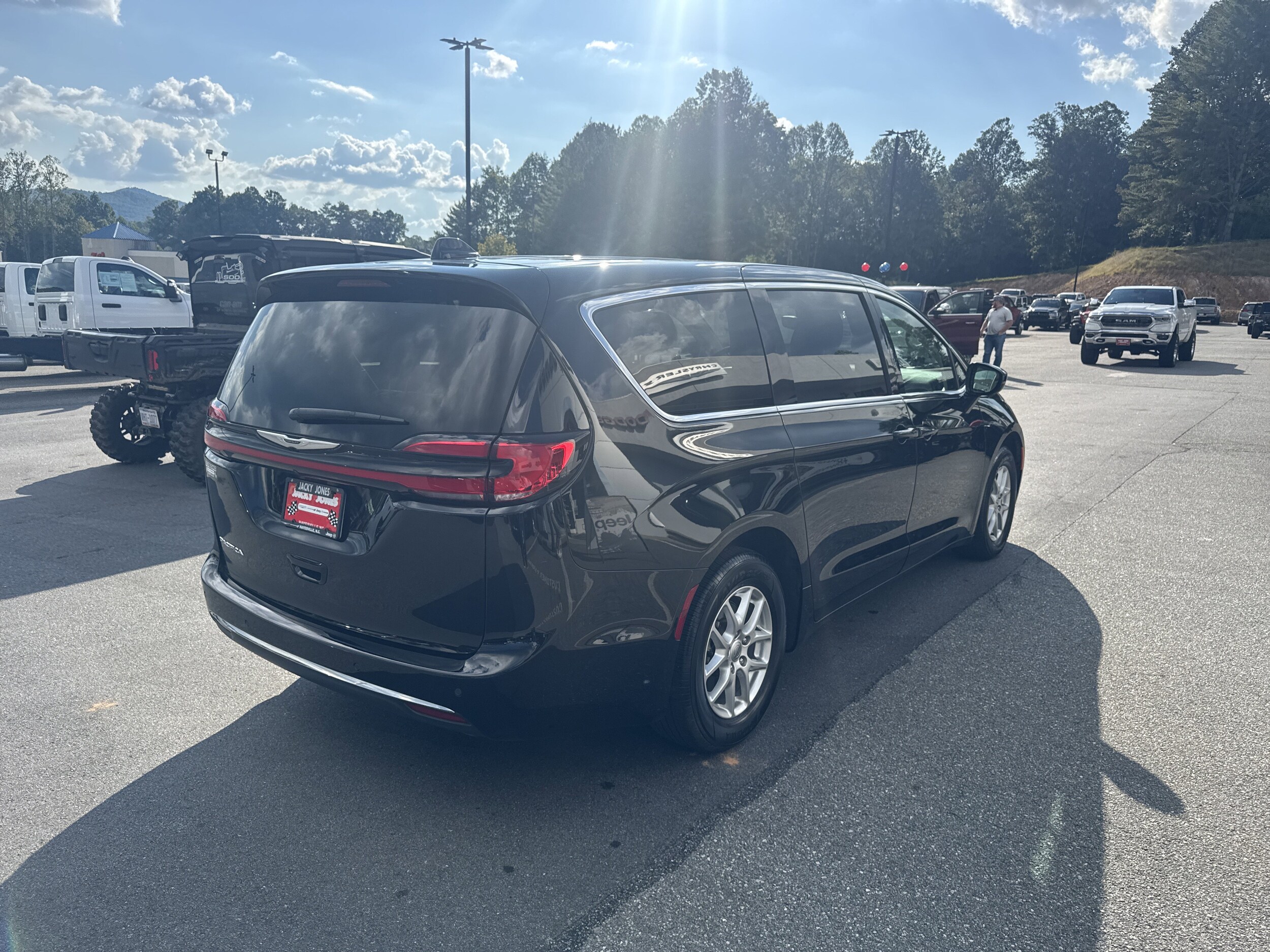 2024 Chrysler Pacifica Touring L photo 2