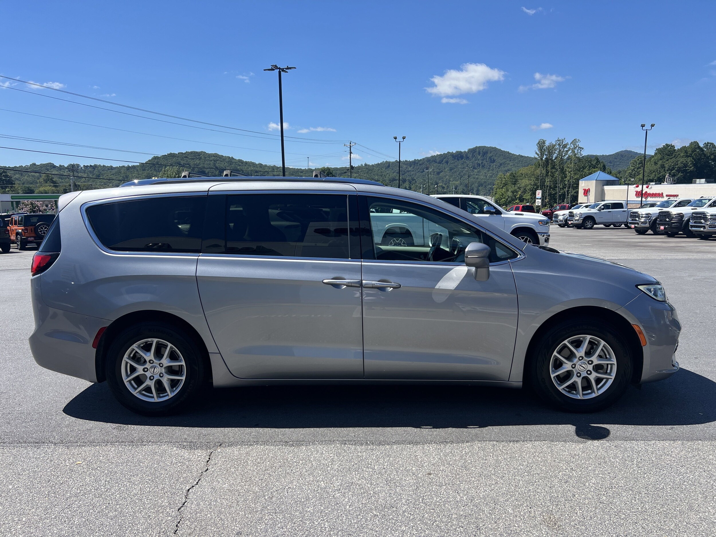2021 Chrysler Pacifica Touring L photo 3