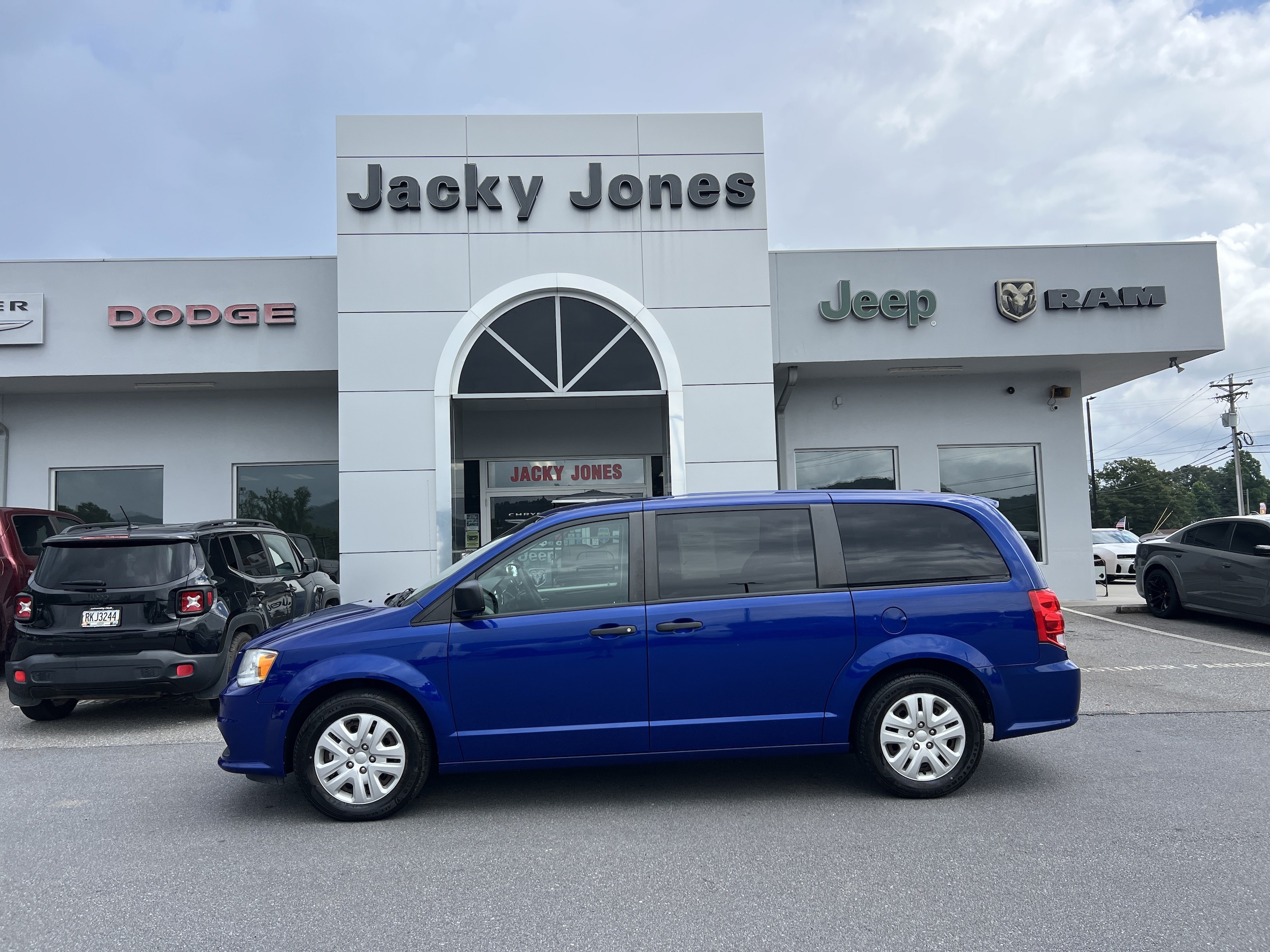 Used 2019 Dodge Grand Caravan SE with VIN 2C4RDGBG9KR571686 for sale in Hayesville, NC