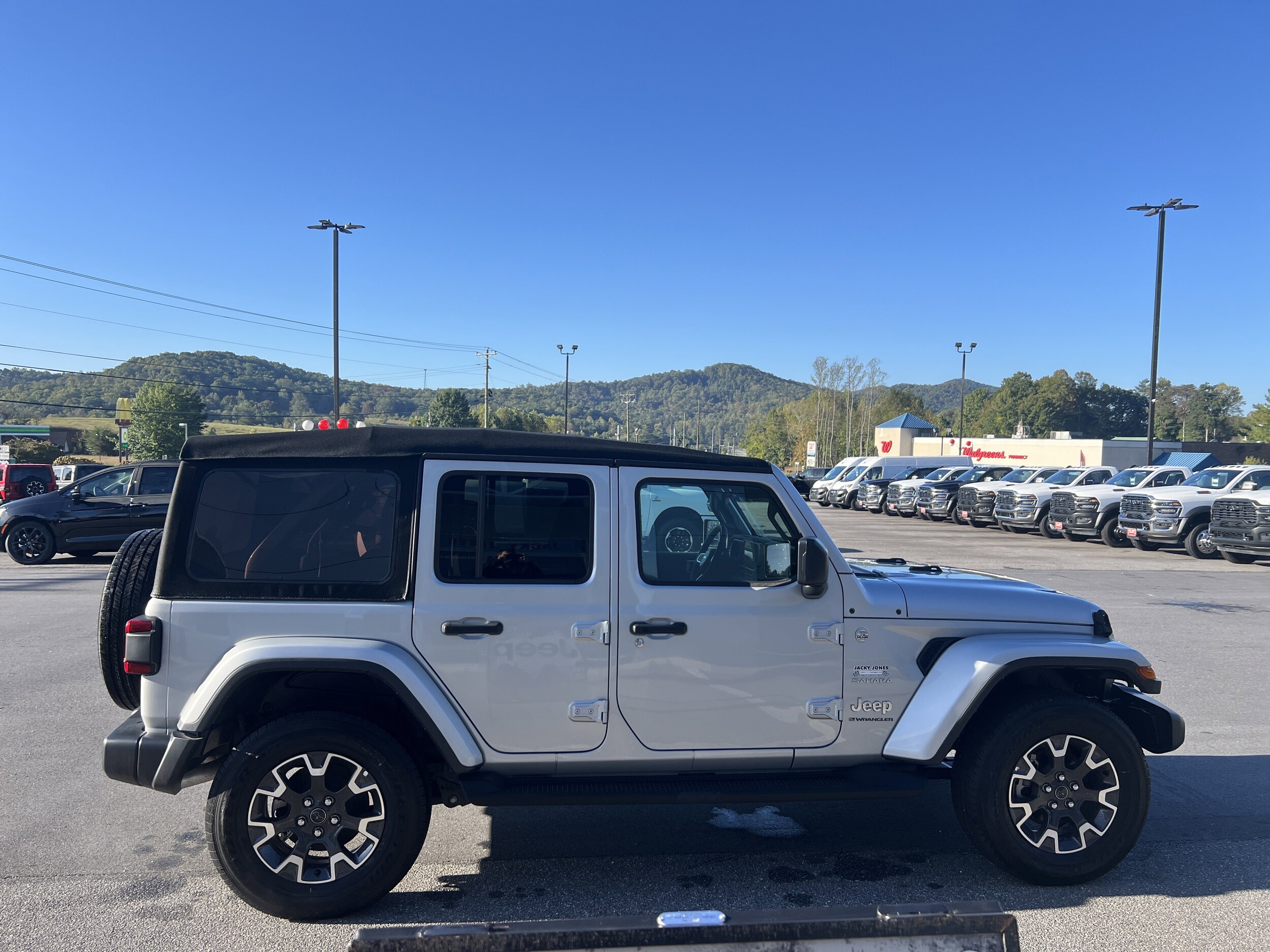 2024 Jeep Wrangler Sahara photo 4