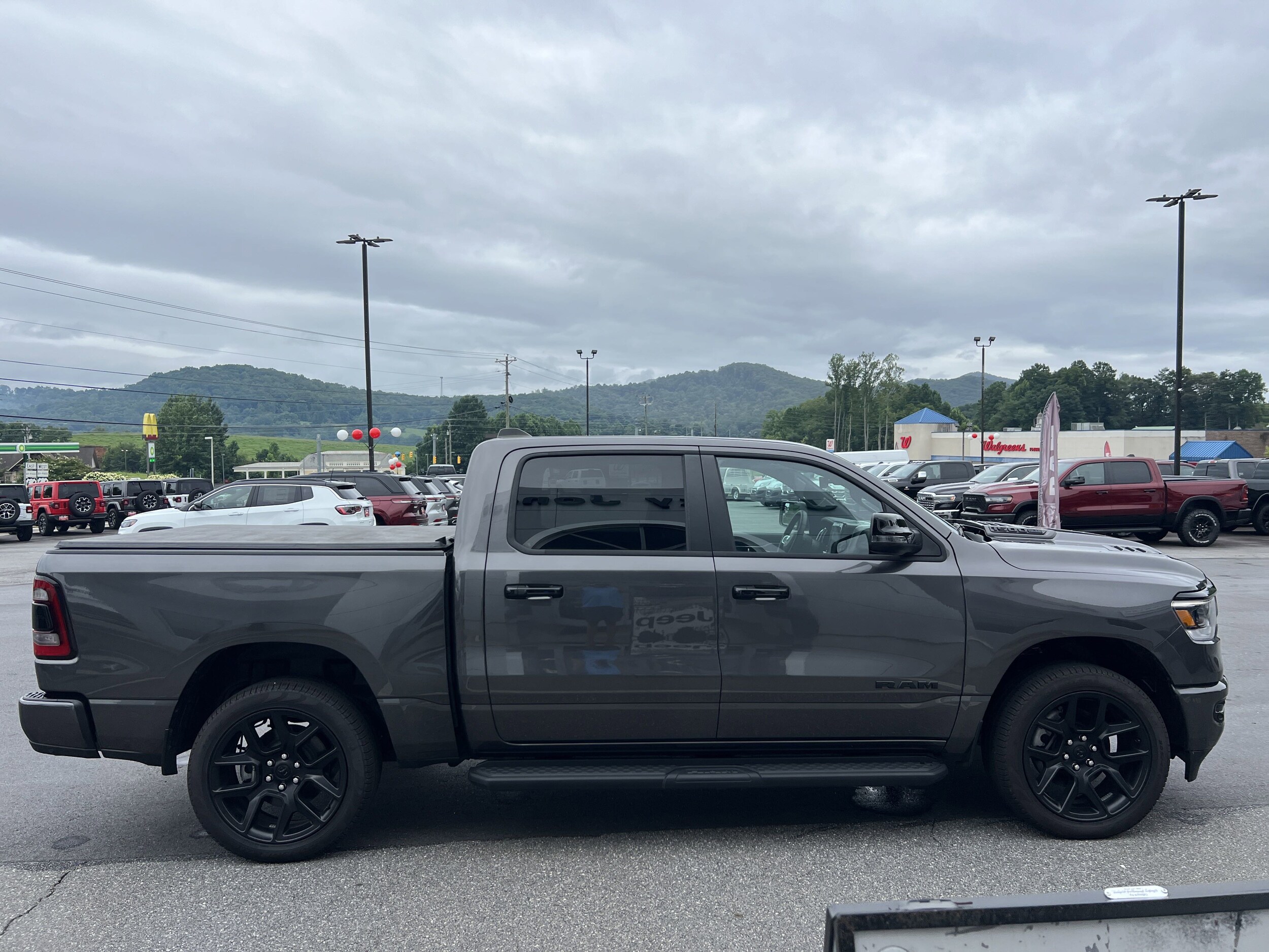 2024 Ram 1500 Laramie photo 3