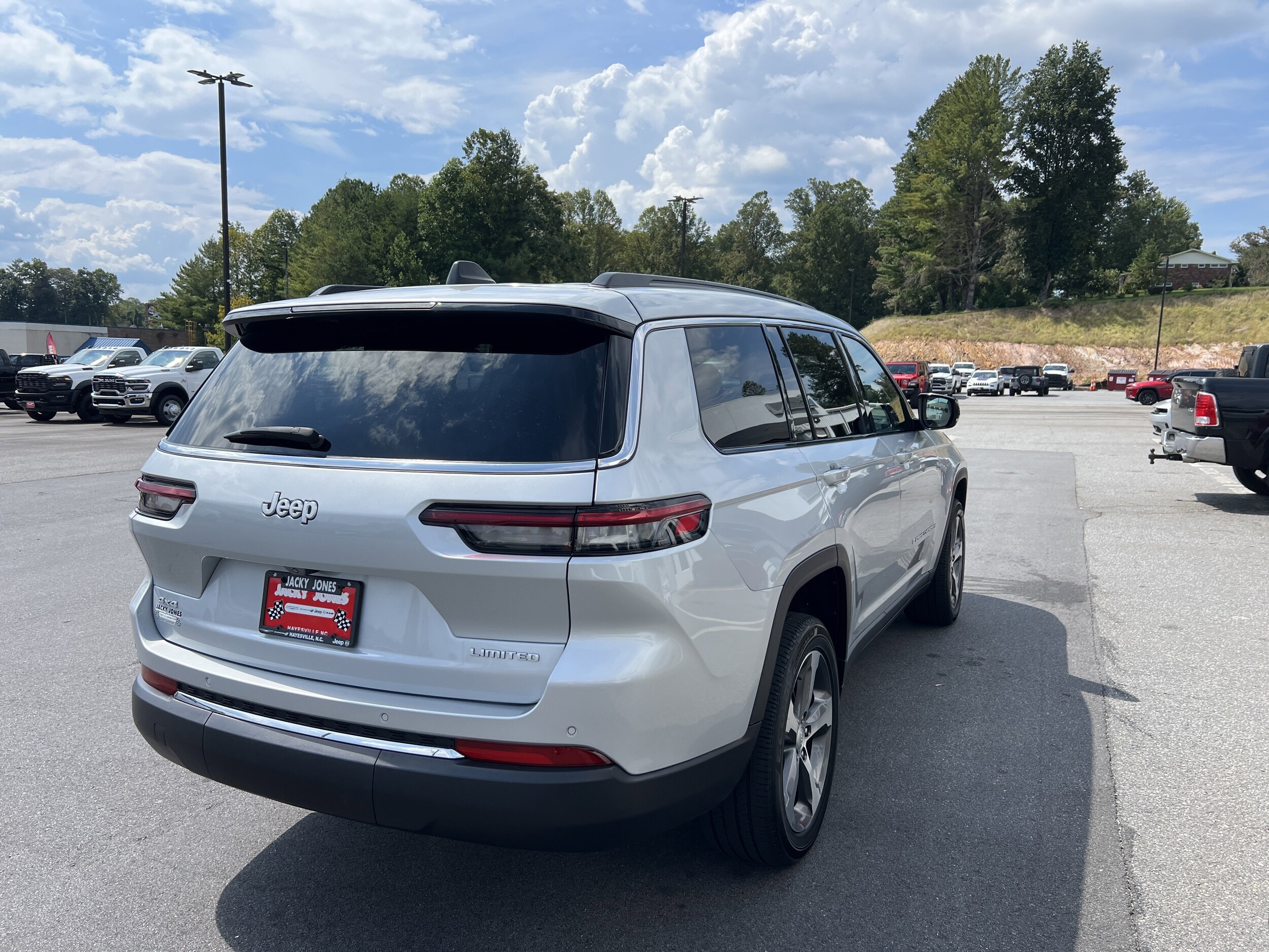 2024 Jeep Grand Cherokee Limited photo 2