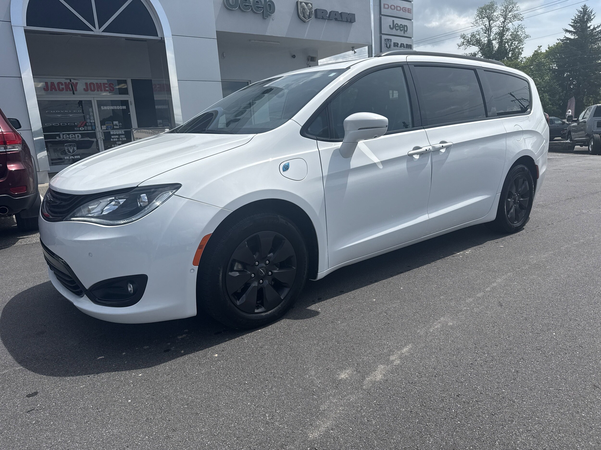 2019 Chrysler Pacifica Hybrid Limited photo 2