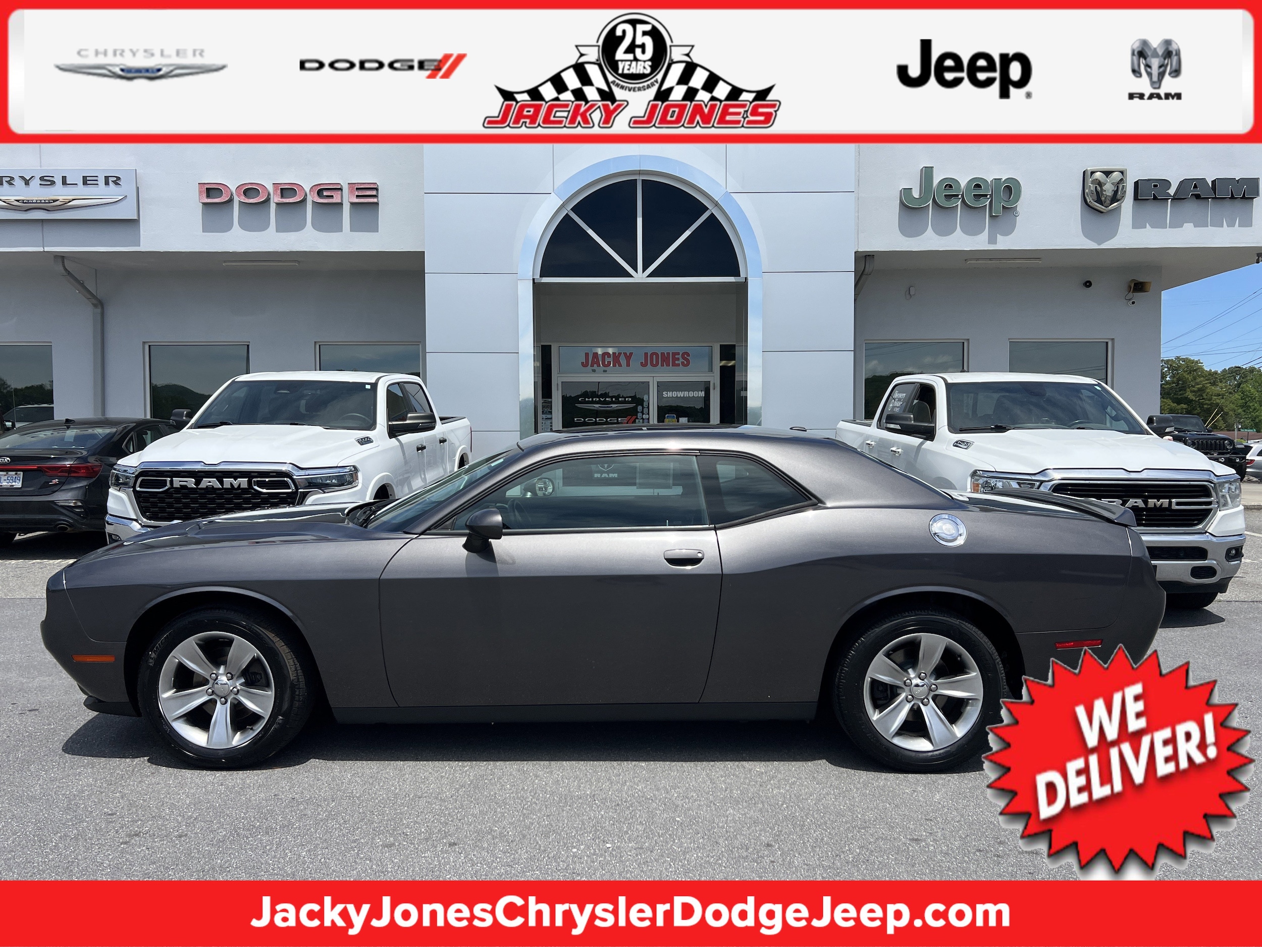 2016 Dodge Challenger SXT's photo