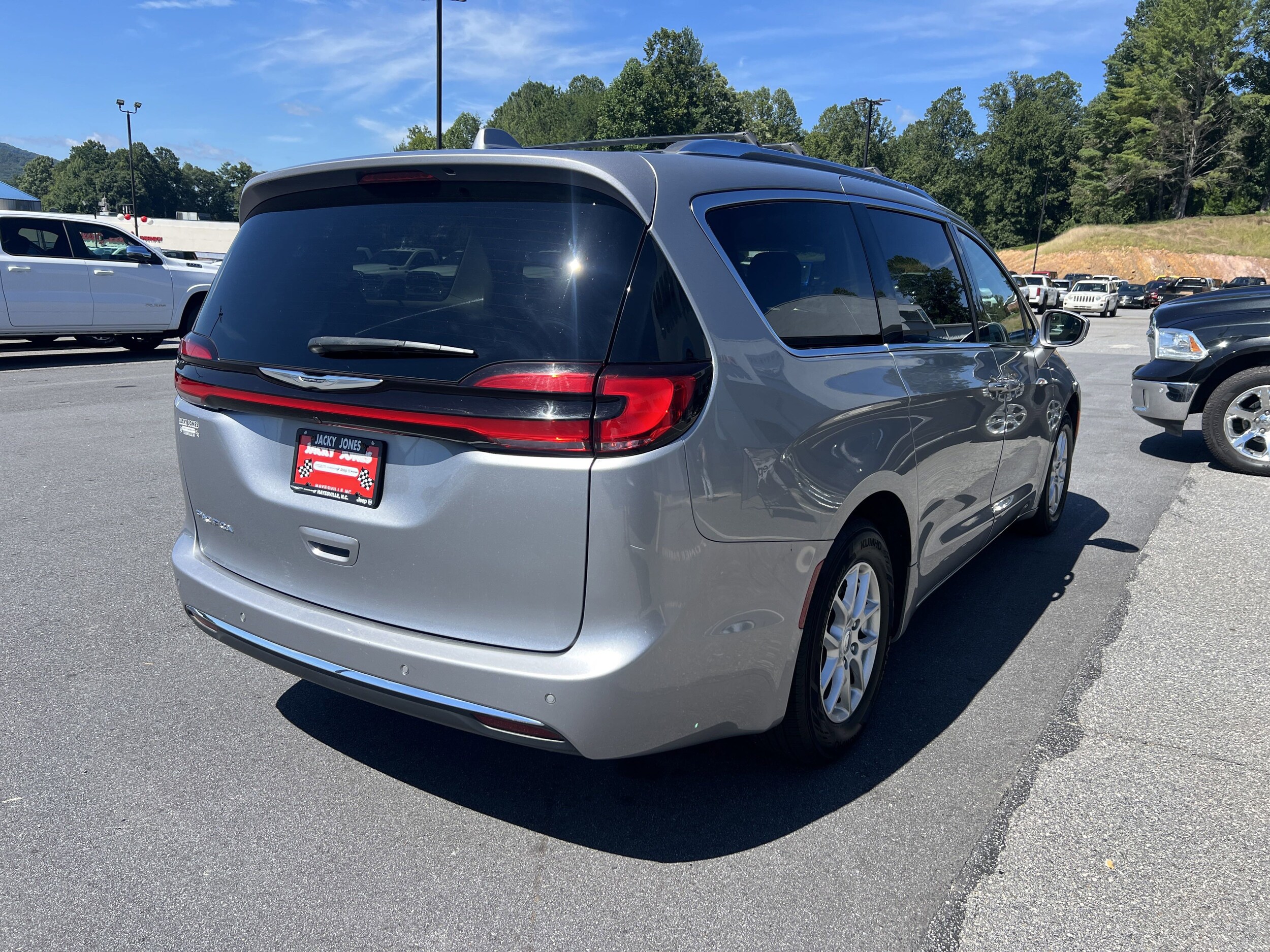 2021 Chrysler Pacifica Touring L photo 2