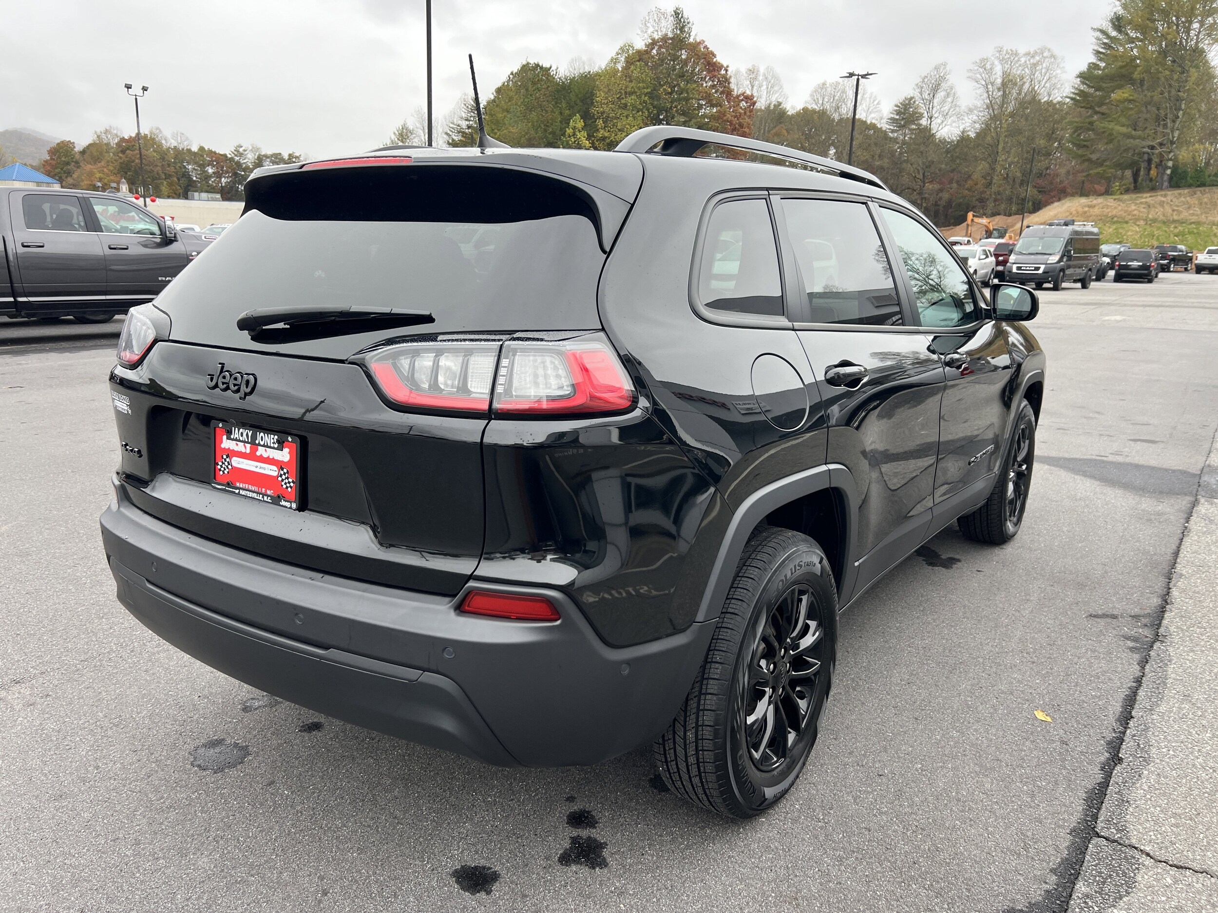2023 Jeep Cherokee Altitude Lux photo 2