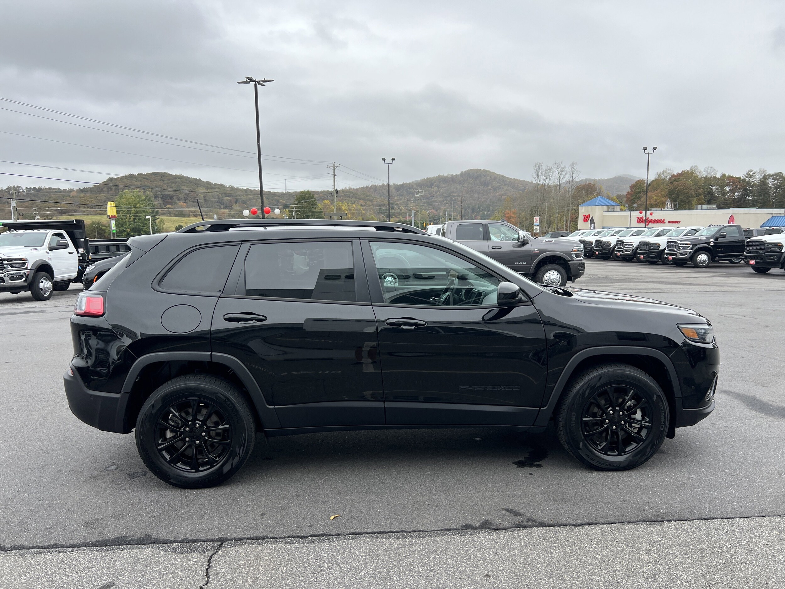 2023 Jeep Cherokee Altitude Lux photo 3