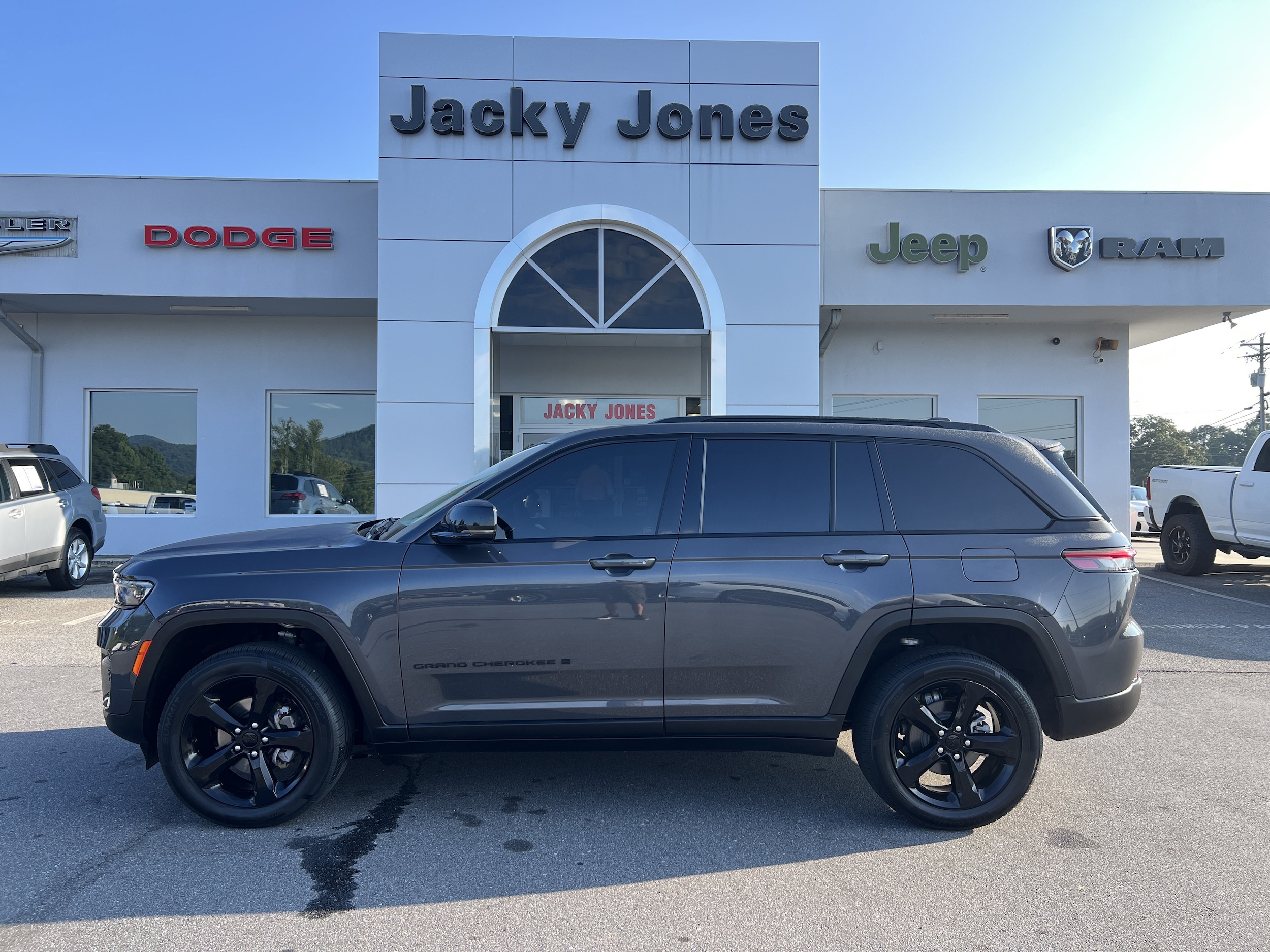 2023 Jeep Grand Cherokee Altitude 4x4 