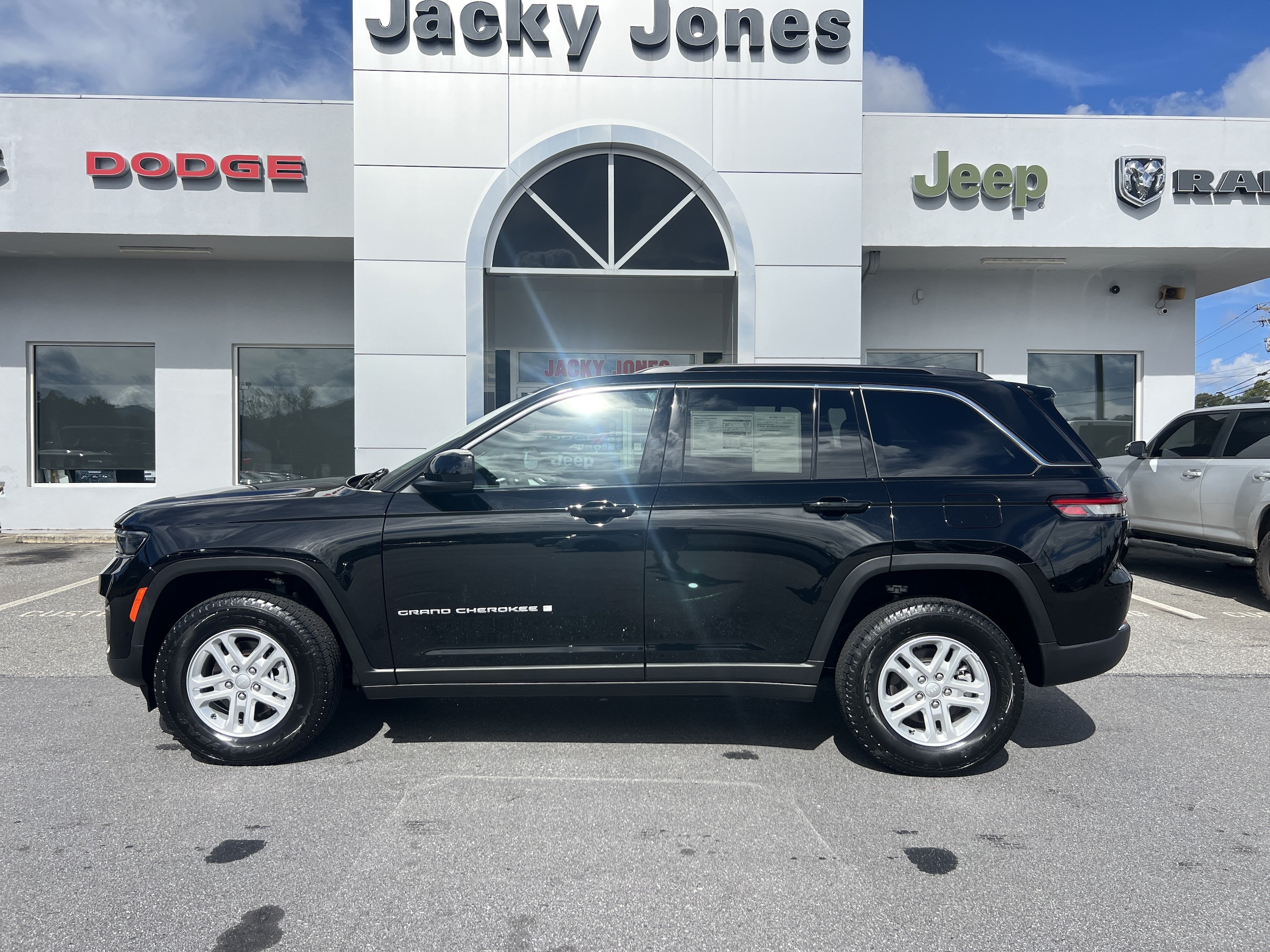 2024 Jeep Grand Cherokee Laredo 4x4 