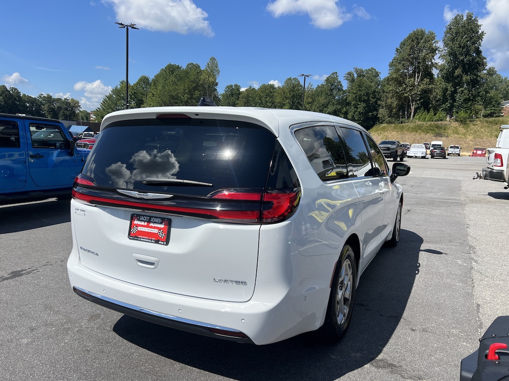 Used 2024 Chrysler Pacifica Limited Limited FWD