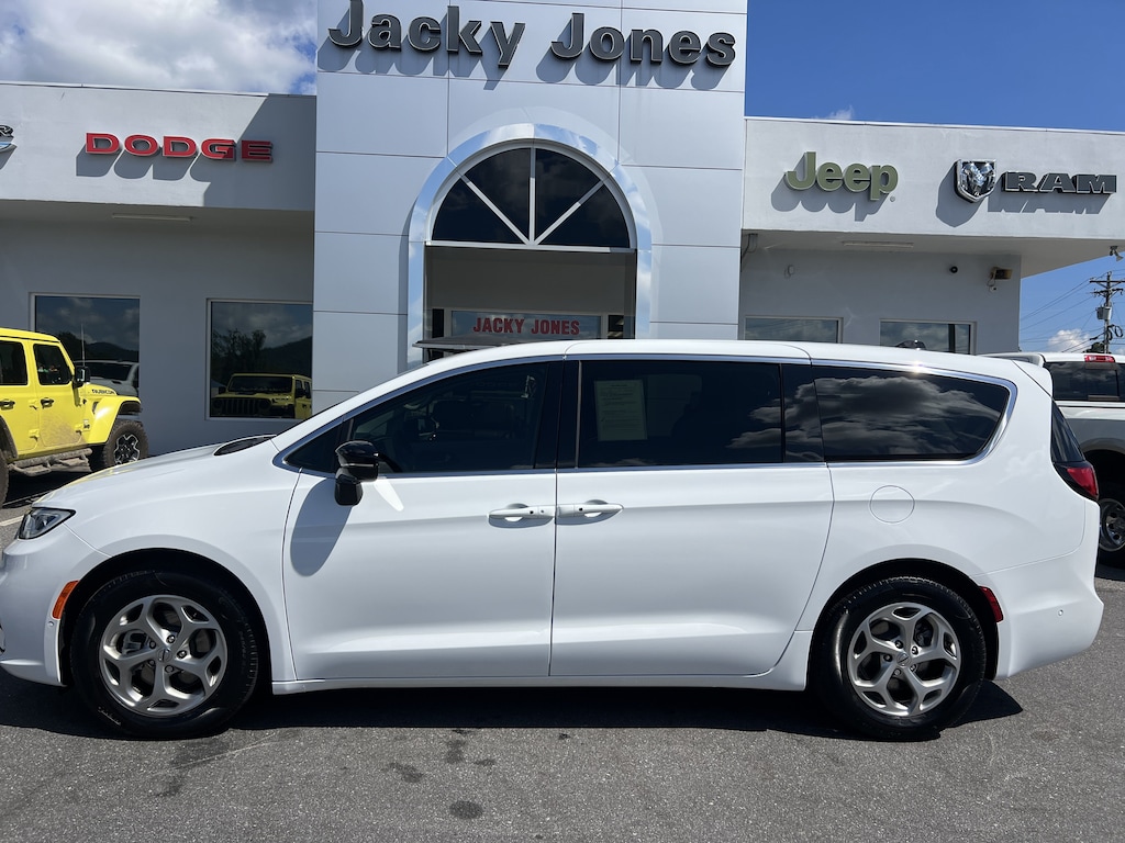 Used 2024 Chrysler Pacifica Limited Limited FWD