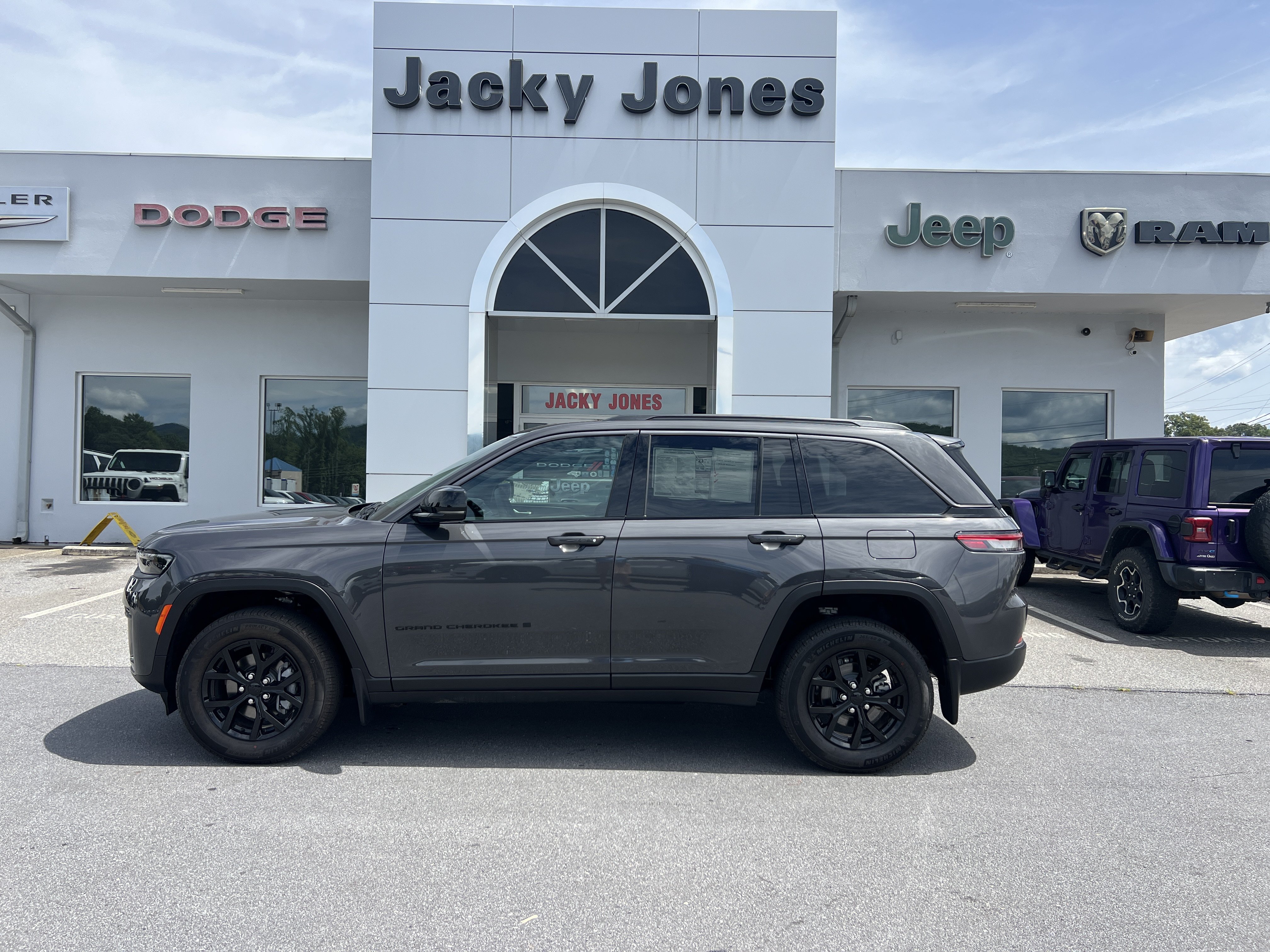 2026 Jeep Grand Cherokee Laredo Altitude 4x4 