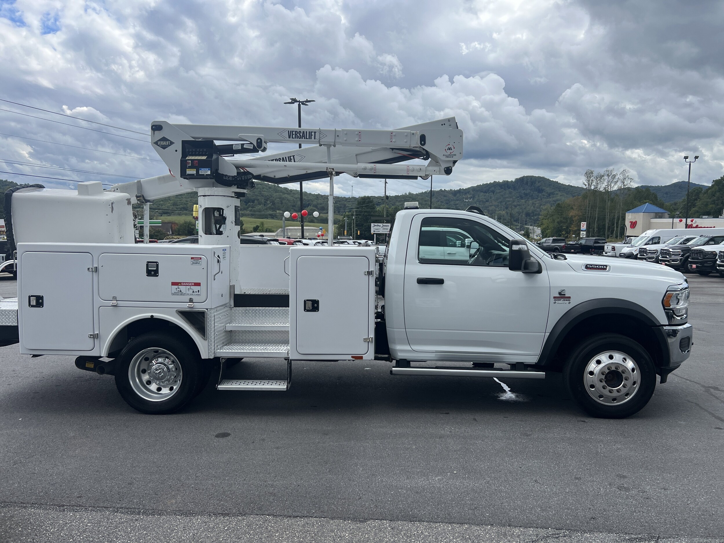 2023 Ram 5500 Tradesman photo 3