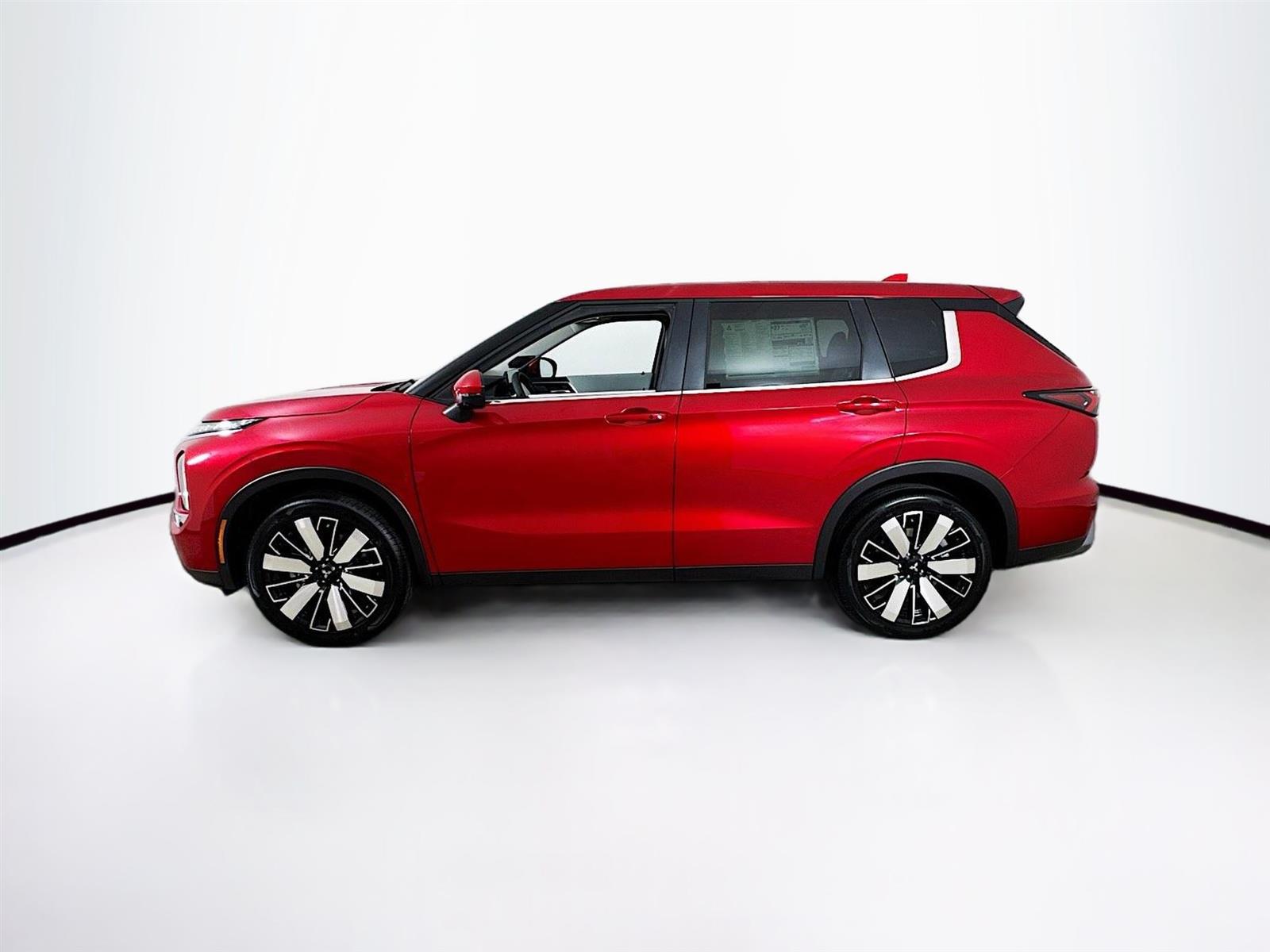 2025 Mitsubishi Outlander SE photo 4