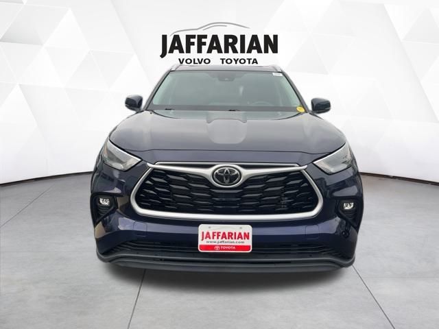 2022 Toyota Highlander XLE photo 2