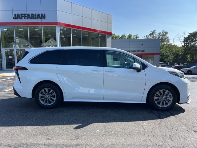 Used 2022 Toyota Sienna LE with VIN 5TDKRKEC3NS116486 for sale in Haverhill, MA