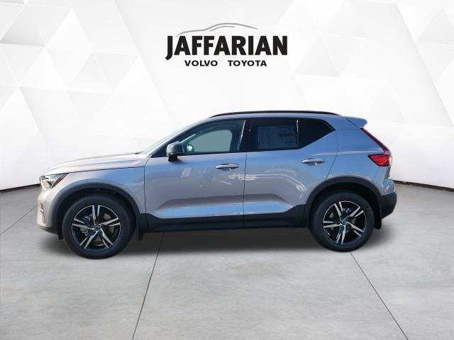 2026 Volvo XC40 Core photo 4