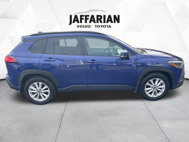 2024 Toyota Corolla Cross LE photo 2