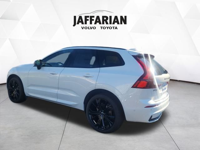 2026 Volvo XC60 B5 Black Edition photo 3