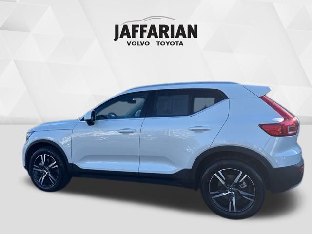 2025 Volvo XC40 Core photo 4