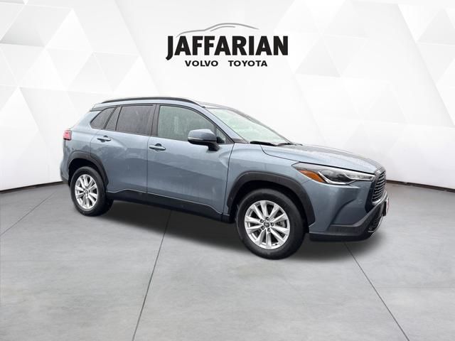 2023 Toyota Corolla Cross LE photo 2