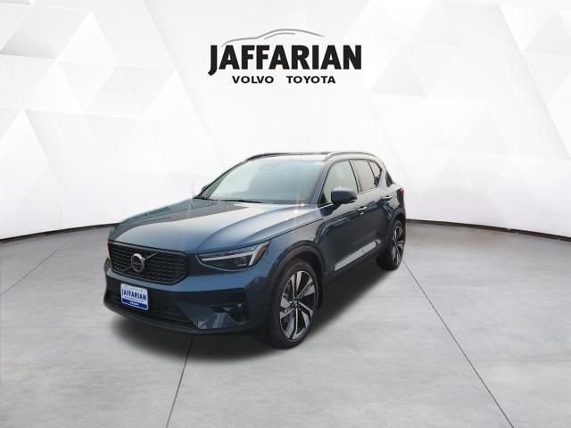 2026 Volvo XC40 photo 2