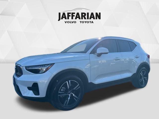 2025 Volvo XC40 Core photo 2