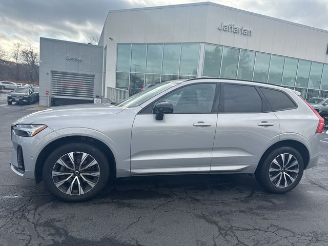 2023 Volvo XC60 B5 Plus photo 2