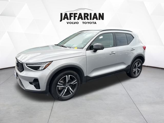 2023 Volvo XC40 Plus photo 2