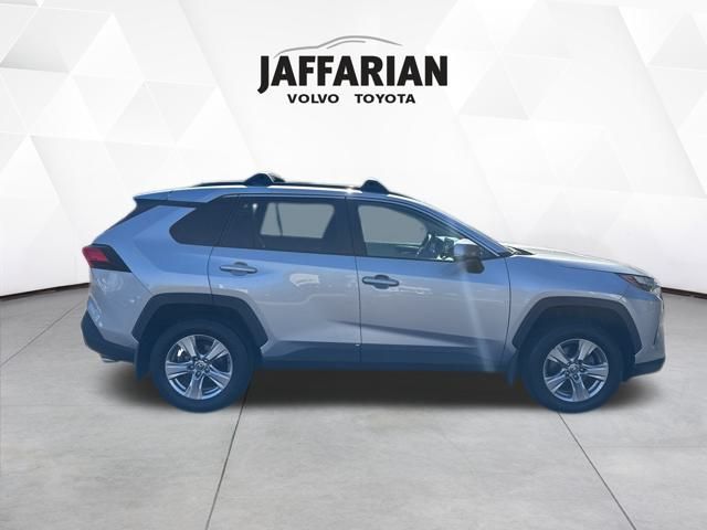 2022 Toyota RAV4 XLE photo 2